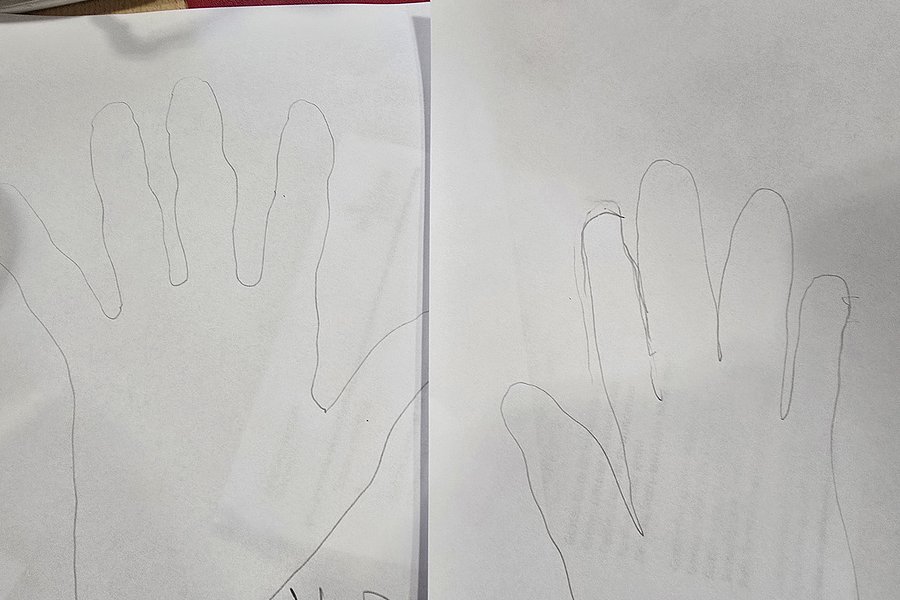 Zwei auf weißem Papier gezeichnete Umrisse von Händen nebeneinander