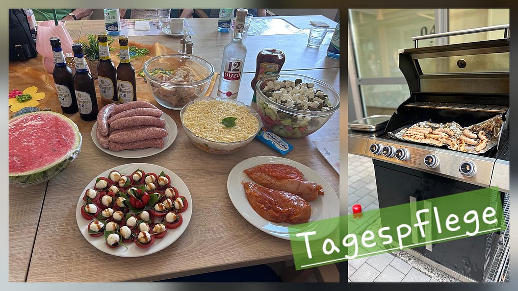Auf einem Tisch stehen verschiedene Lebensmittel wie Würstchen, Tomaten mit Mozzarella, eine Schüssel mit Nudeln, Flaschen und eine Schale mit Fleisch, daneben ein Grill mit darauf liegendem Grillgut