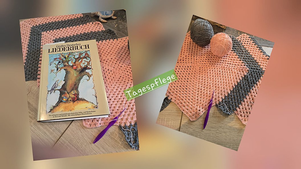 Zwei Fotos zeigen ein gehäkeltes Dreieckstuch in Rosa und Grau mit zwei Wollknäueln und einem Buch mit dem Titel 'Liederbuch'