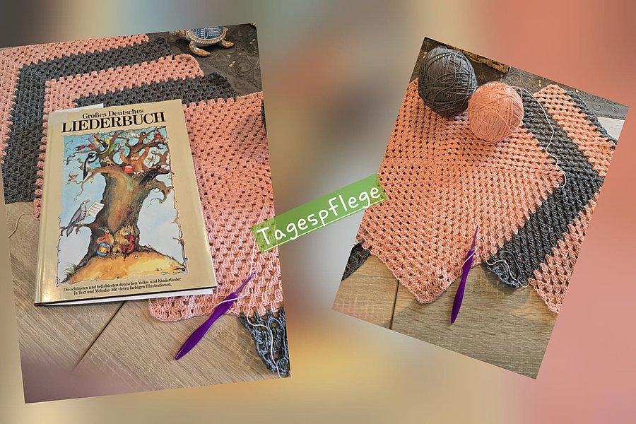 Zwei Fotos zeigen ein gehäkeltes Dreieckstuch in Rosa und Grau mit zwei Wollknäueln und einem Buch mit dem Titel 'Liederbuch'